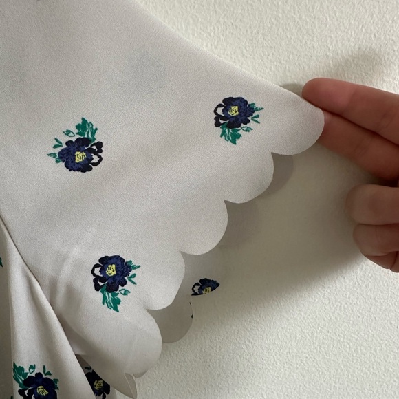 Banana Republic scalloped detail blouse - Picture 4 of 6